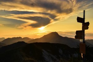 Coucher de soleil sur les montagnes en été