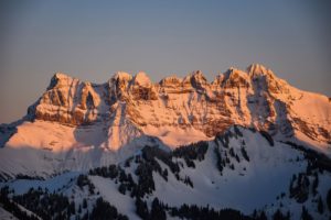 Coucher de soleil sur les Dents du Midi enneigées