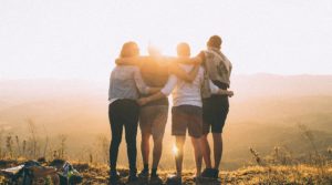 Groupe d'amis au coucher du soleil