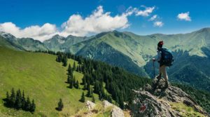 Marcheur qui contemple les montagnes en été