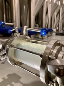 Transfert de la limonade dans la cuve de fermentation