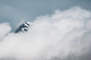 Montagne dans les nuages