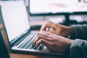 Frappe sur un clavier d'ordinateur