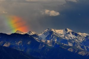 Arc en ciel sur les montagnes enneigées