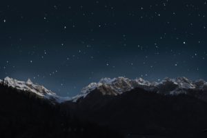 Montagnes et étoiles dans le ciel nocturne
