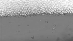 Bière en gros plan en noir et blanc