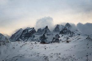 Montagnes enneigées dans les nuages